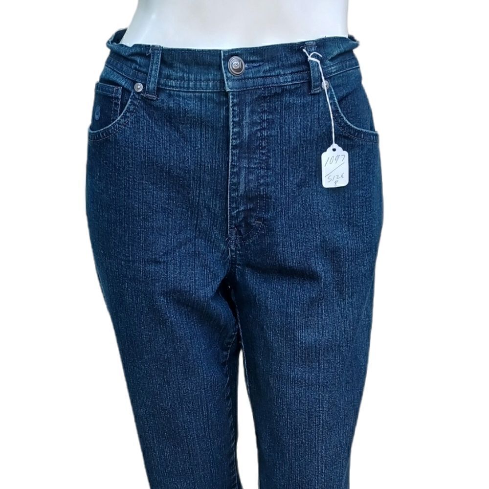 109715.....Gloria Vanderbilt Straight leg Jeans Size 8, W28" 31"Inseam 10"Rise
